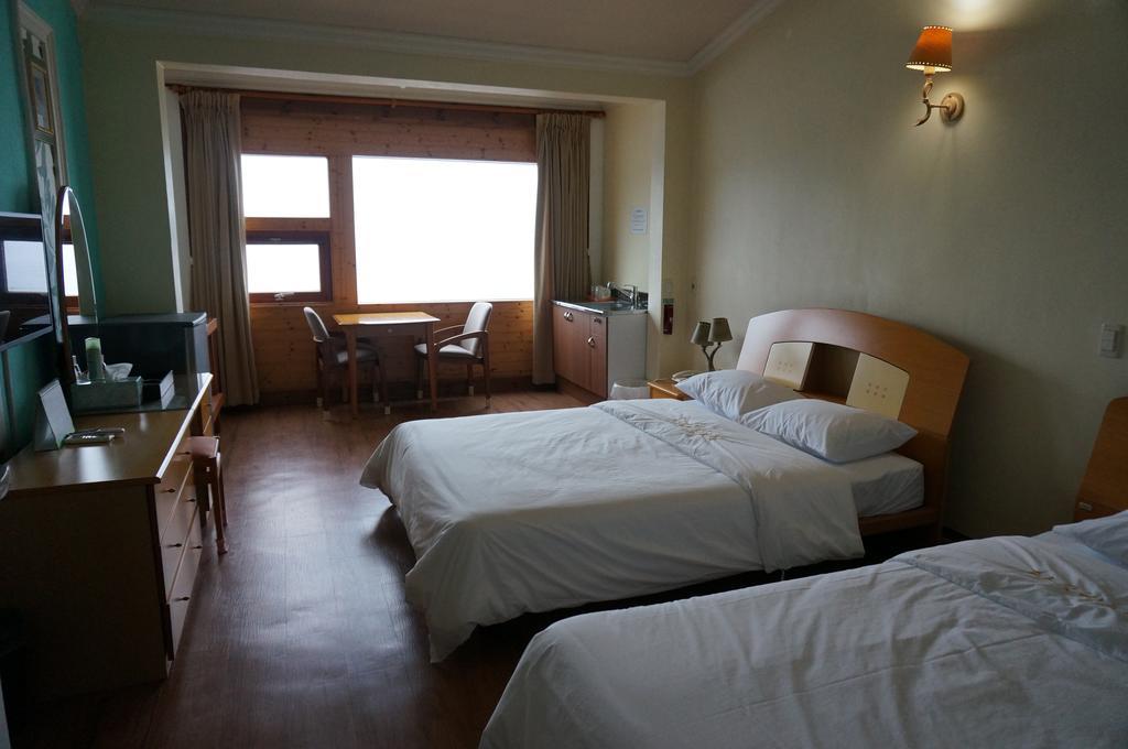 Park Beach Hotel Jeju Room photo