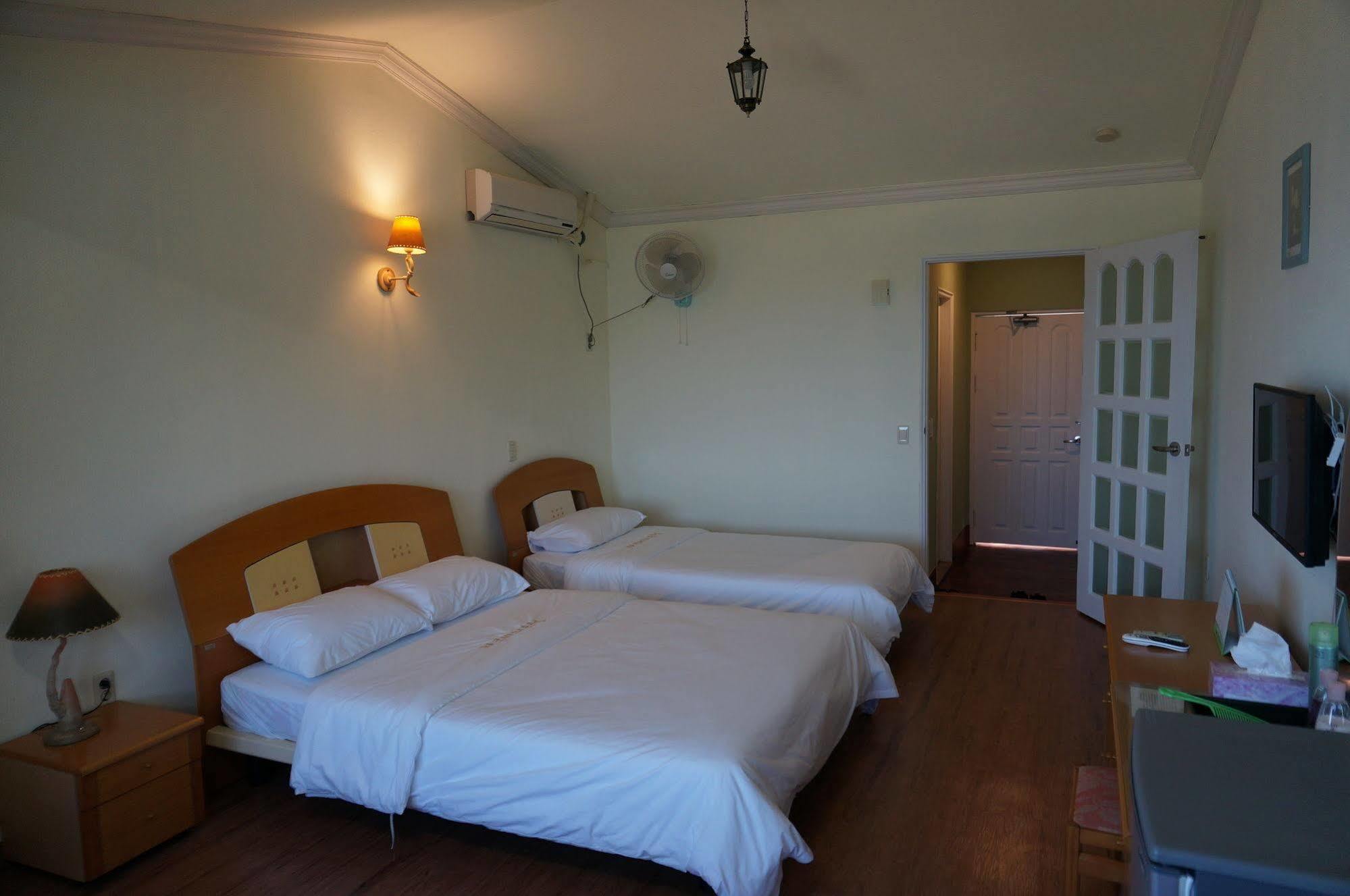 Park Beach Hotel Jeju Exterior photo