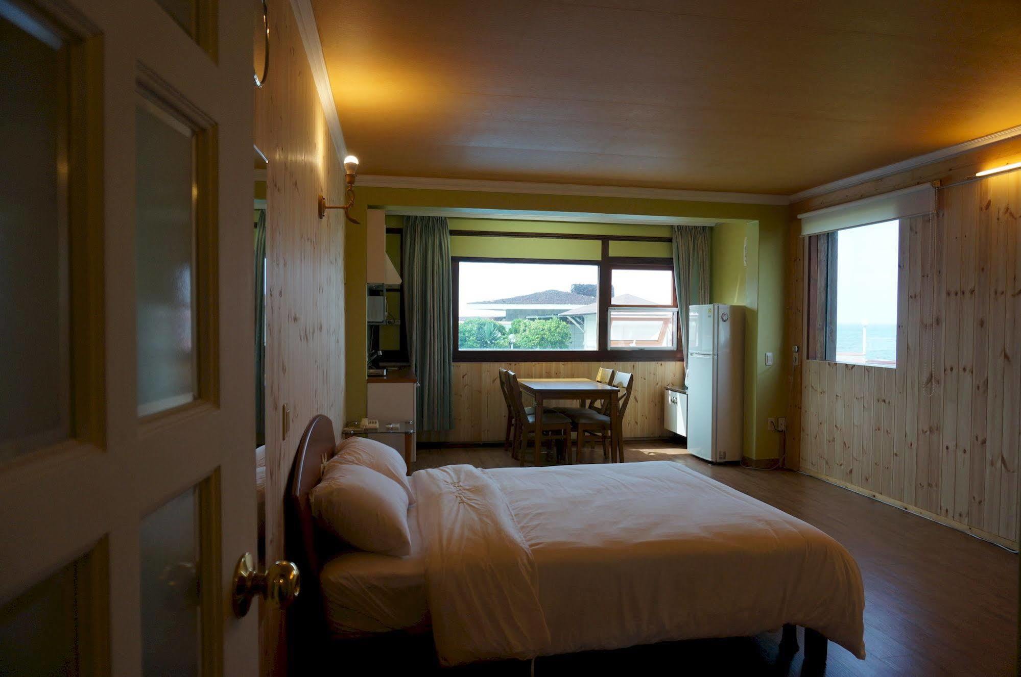 Park Beach Hotel Jeju Exterior photo