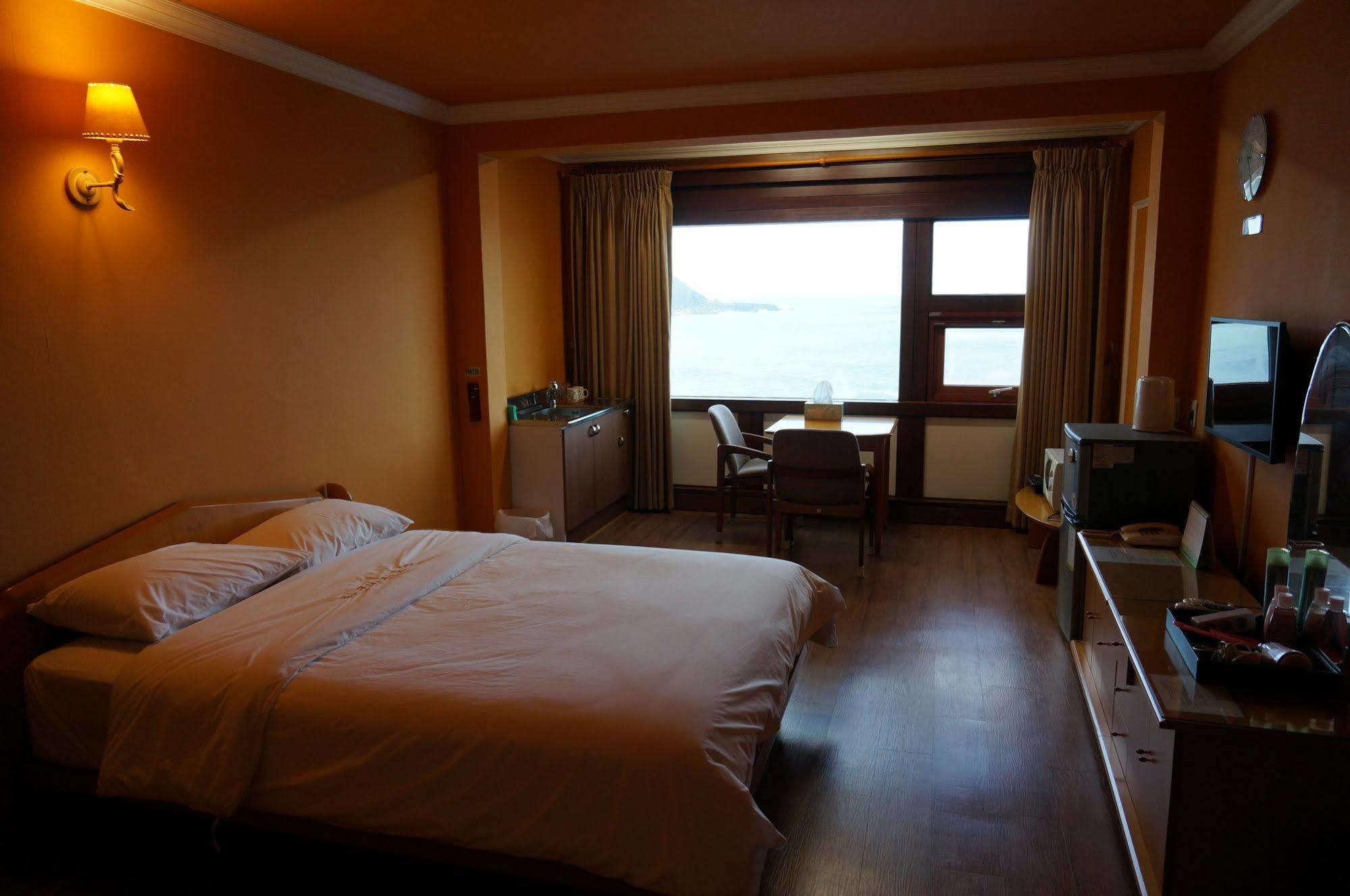 Park Beach Hotel Jeju Exterior photo